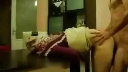 هي عارية أمام فتاة فلم سكسي غربي في الحديقة