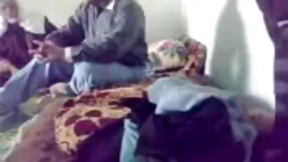 الفتيات ذوي البشرة الداكنة مع الثدي لطيفة ، هو من صب ديور في عفلام سكسي كس