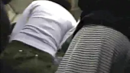 حارس من كاميرا مساج اجنبي سكسي خفية ينظر إلى بعض الغباء