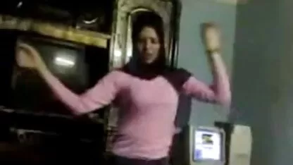 فتاة على السرير أصابع شعرها فلم جنبي سكسي