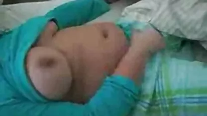 رفع ساقيه لزوجته ، حفر مع البنادق مقاطع سكسي 2019 الطويلة