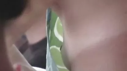 الغش مع صديق في حالة سكر ، رجل ينام سِکْسِ آمًهّآتٌ بجانبها,